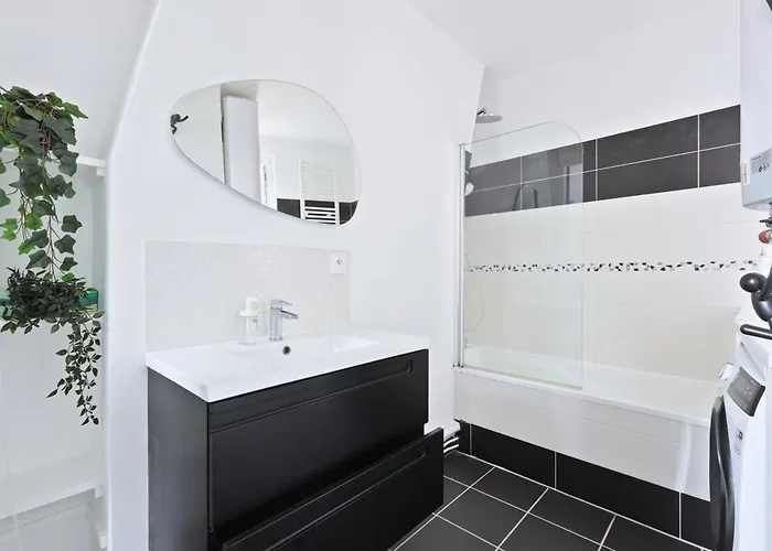 Le Marais 1 Bedroom Netflix *