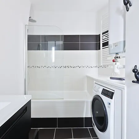 Le Marais 1 Bedroom Netflix